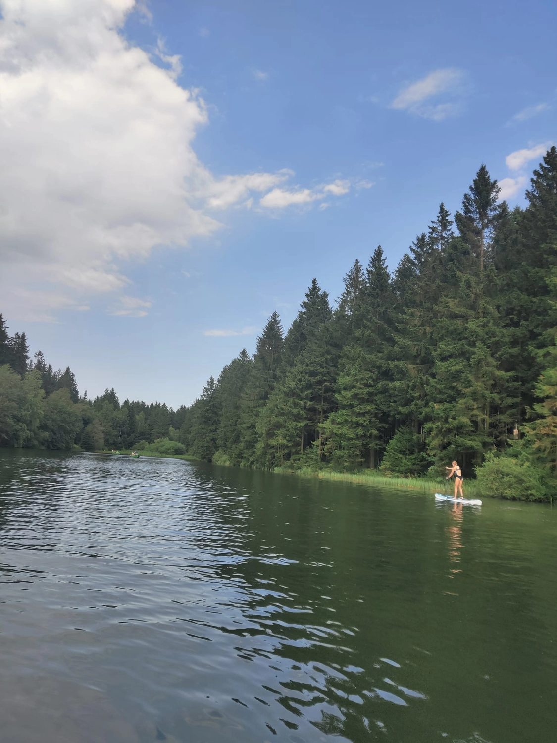 Reiselust Hahnenklee - Ferienhaus - ein ruhiger Moment beim Stand-Up-Paddleboarding (SUP) auf einem See.
