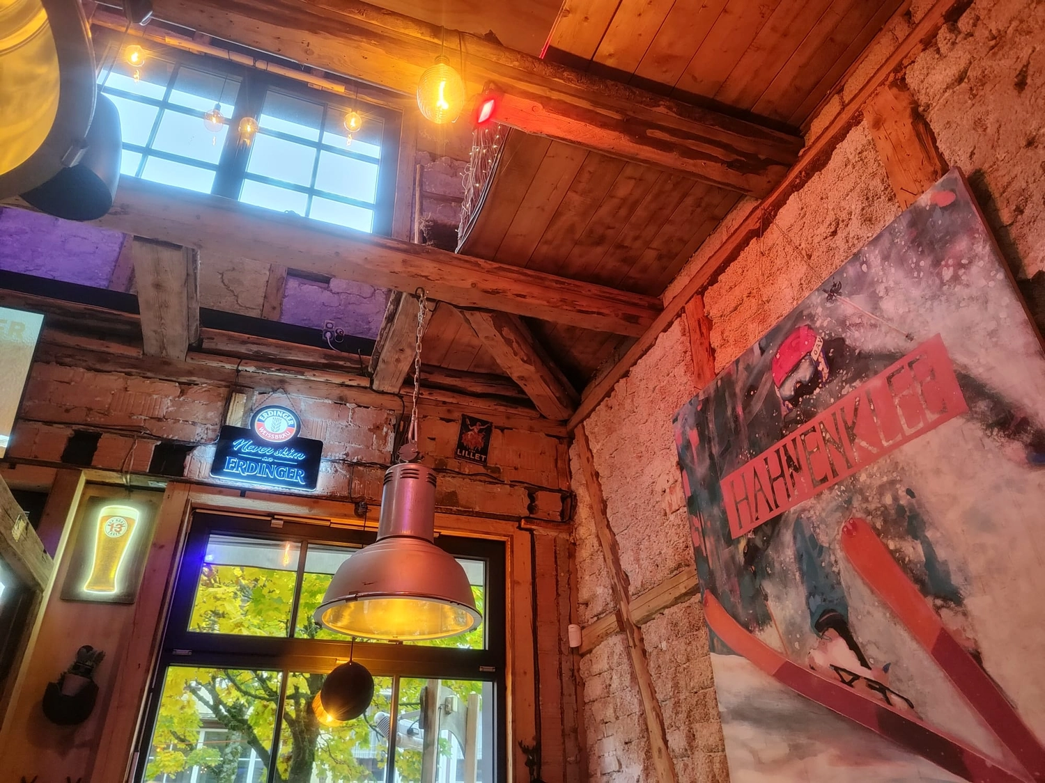 Reiselust Hahnenklee – Ferienhaus – das Innere von Szimpla Kert, einer berühmten „Ruinenbar“ im jüdischen Viertel von Budapest, Ungarn.