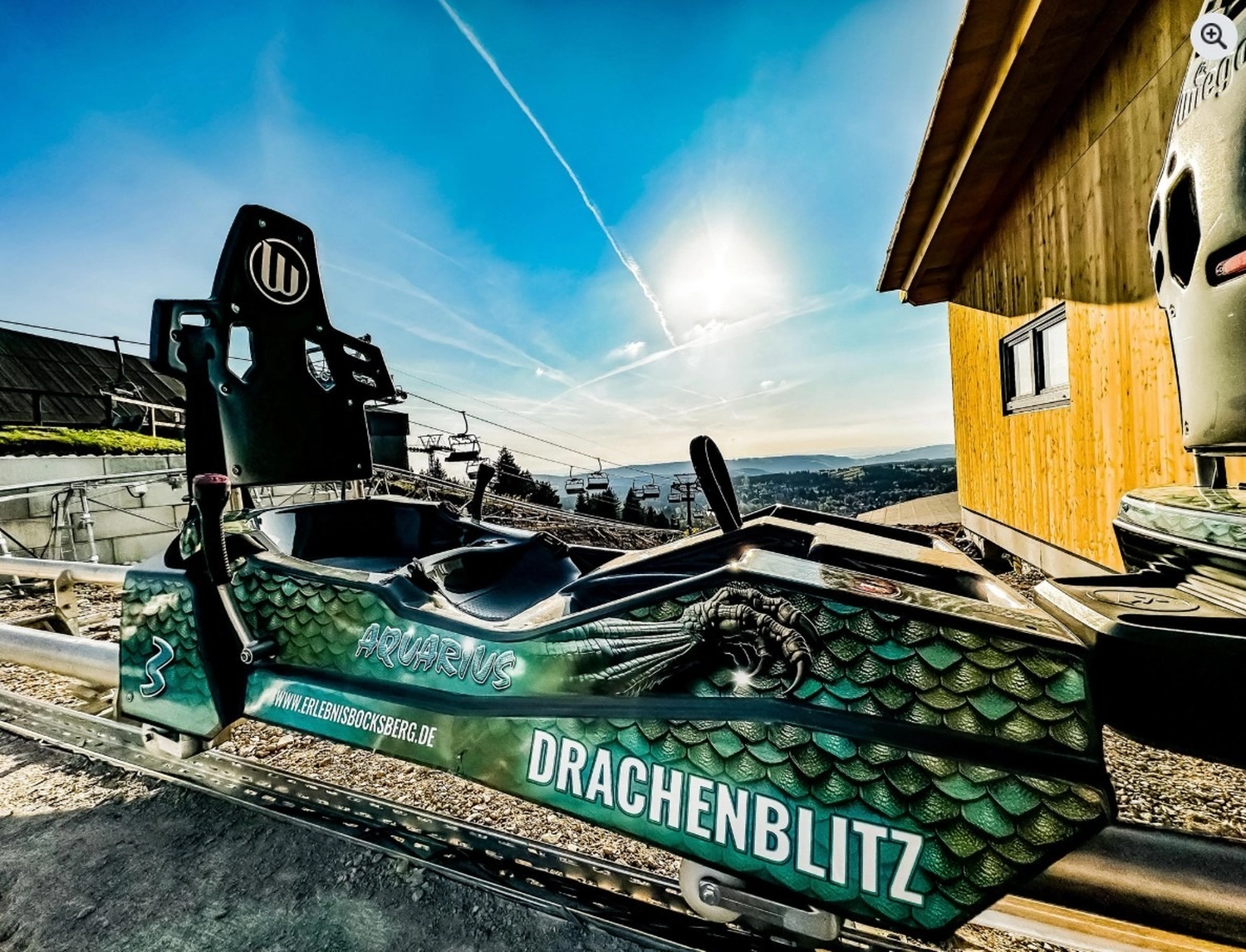 Reiselust Hahnenklee – Ferienhaus – Ein Wagen für den Drachenblitz, eine Sommerrodelbahn (Alpenrodelbahn) am Erlebnisbocksberg in Hahnenklee, Deutschland.