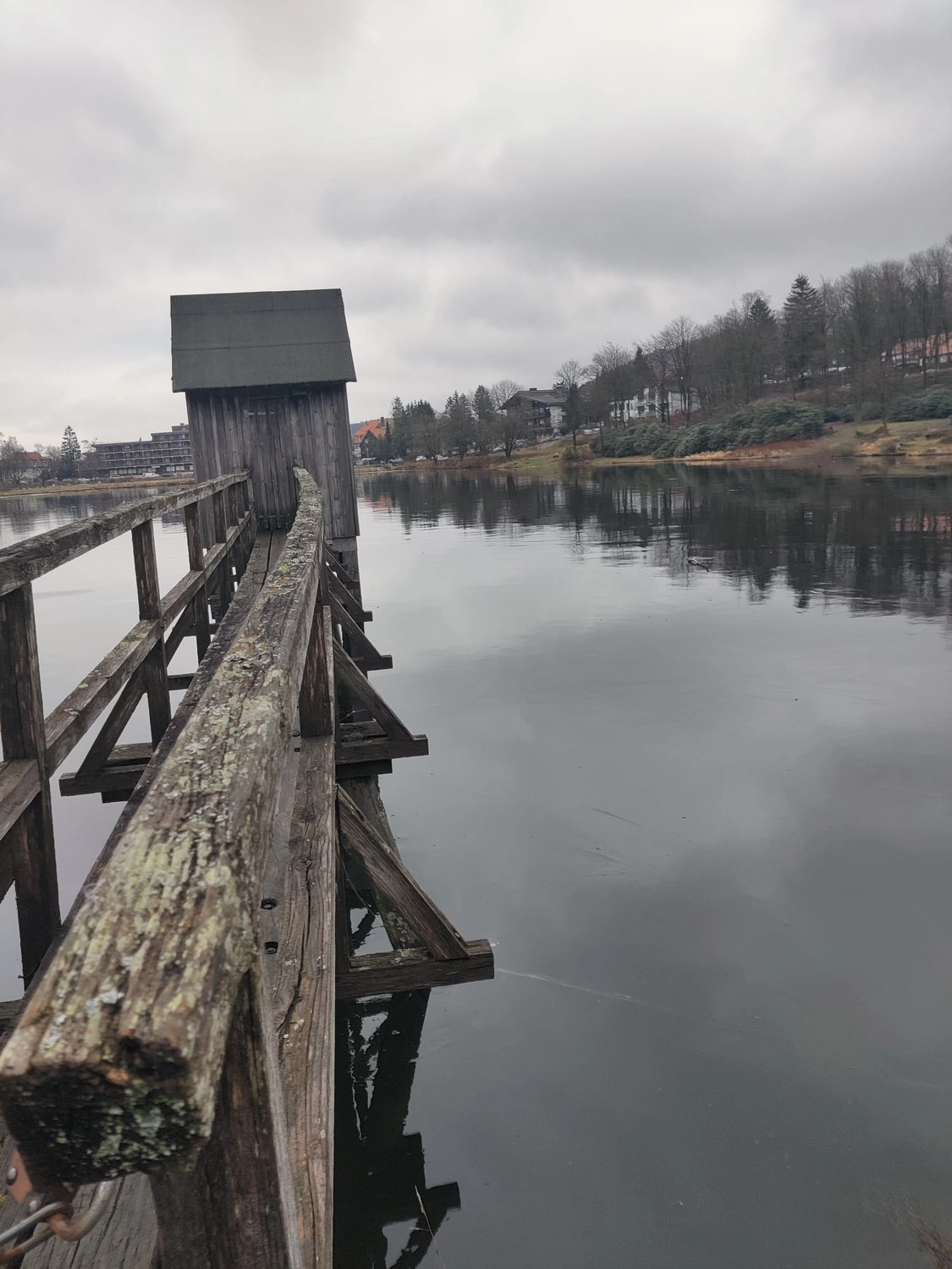 Reiselust Hahnenklee – Ferienhaus – ein traditioneller überdachter Holzsteg, möglicherweise ein „Rechle“, wie er in Orten wie Lenora, Tschechien, zu finden ist.