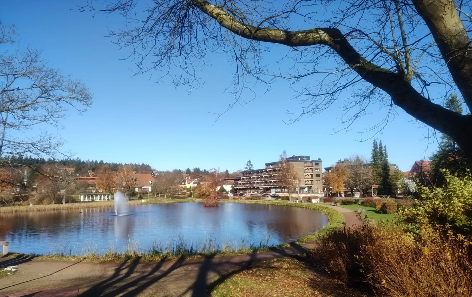 Reiselust Hahnenklee - Ferienhaus - ein ruhiger Moment beim Stand-Up-Paddleboarding (SUP) auf einem See.