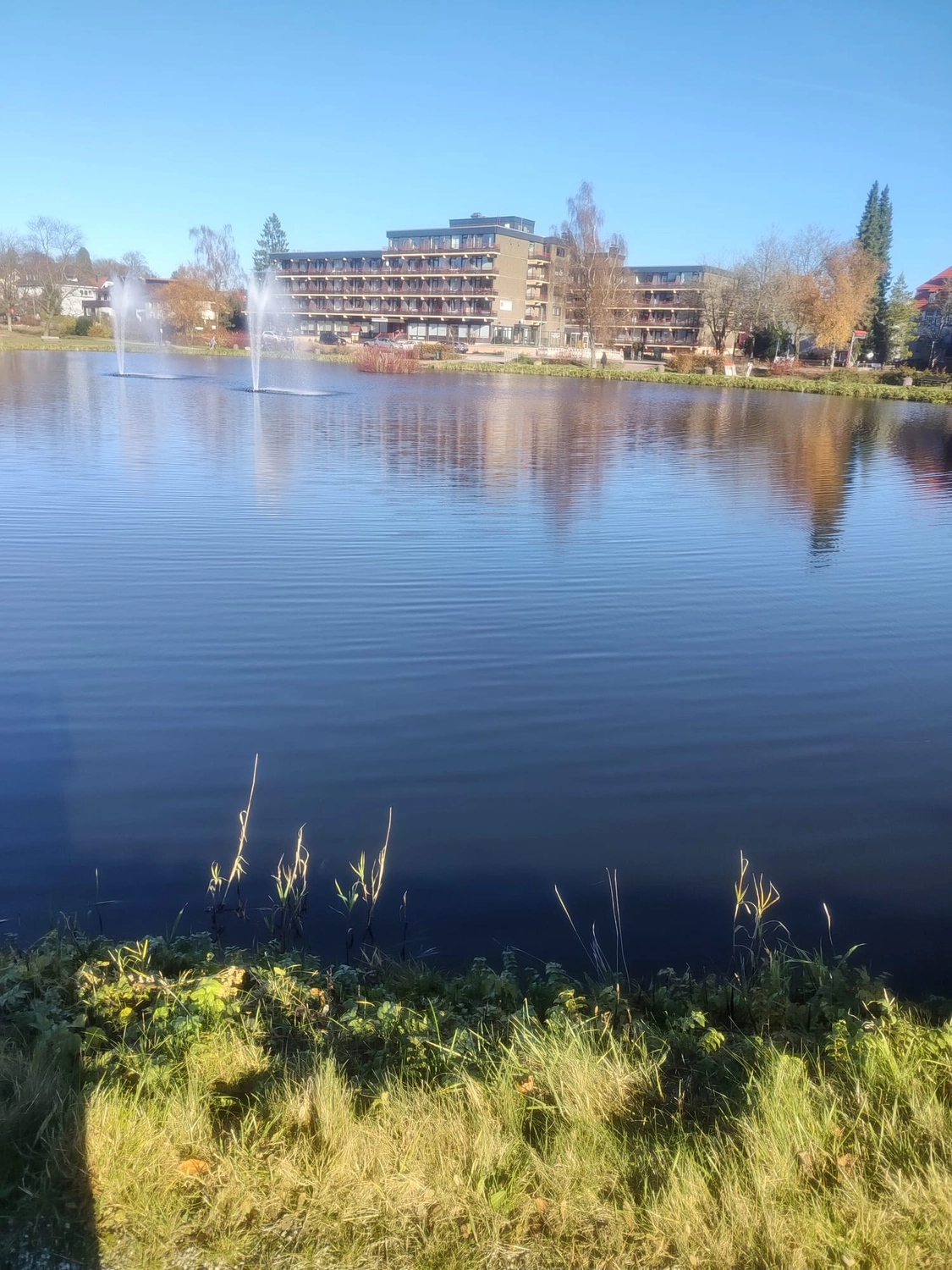 Reiselust Hahnenklee - Ferienhaus - ein ruhiger Moment beim Stand-Up-Paddleboarding (SUP) auf einem See.